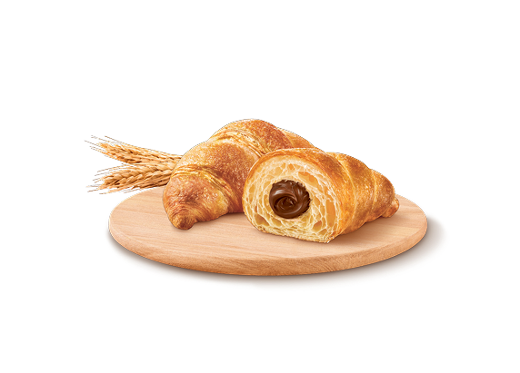 Ingredienti per croissant: farina, burro, uova e crema alla nocciola mostrati.