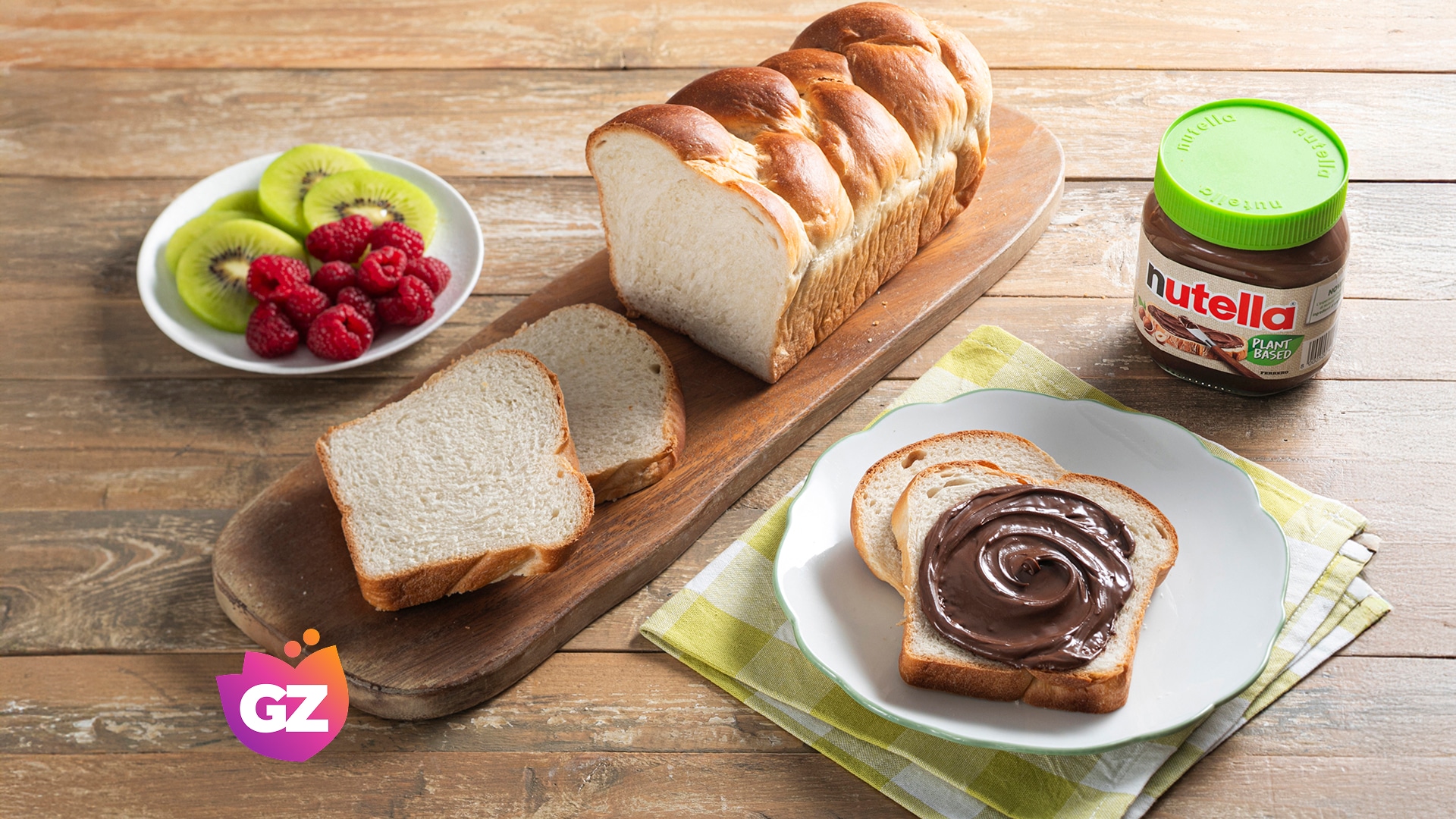 Fetta di crostata al cioccolato con striature di Nutella e nocciole.