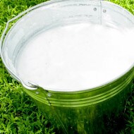 Tazza di latte fresco versata, ingrediente lattiero per crema alla nocciola.