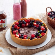 Torta fredda alla Nutella servita in fette con frutta.