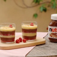 Zuppa inglese con crema e Nutella, servita in porzione individuale.