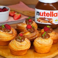 Cruffin con Nutella, croissant-torta, glassa leggera su piatto.