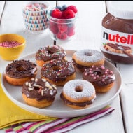 Donuts farciti con Nutella e zucchero a velo sopra.
