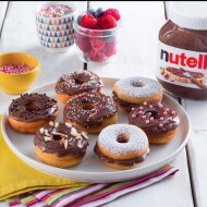 Donuts farciti con Nutella e zucchero a velo sopra.