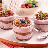 Bicchiere di yogurt ai frutti rossi, granola e Nutella® 