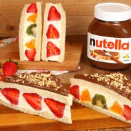 Sandwich dolce fruit-sando con Nutella: risultato finale ricetta in foto.