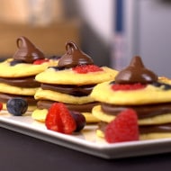 Pancake bites con Nutella serviti su spiedini o piattini.