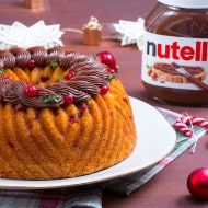 Ciambella di Natale con ripieno di Nutella e glassa zuccherata.