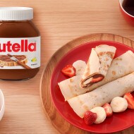 Crepes festose farcite con Nutella e frutta, banner promozionale natalizio.
