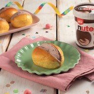 Maritozzo farcito con gelato alla Nutella e panna montata.