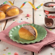 Maritozzo farcito con gelato alla Nutella e panna montata.