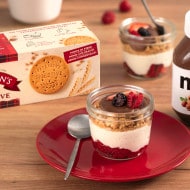 Bicchierini cheesecake con Nutella e biscotti, porzioni individuali decorate.