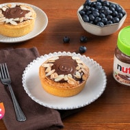 Dolce al cucchiaio con strato di Nutella, presentazione in primo piano.