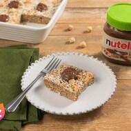 Porzione di torta al cioccolato con ripieno alla Nutella e frutta.