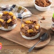 Bicchierino mousse alla Nutella con crumble croccante e coulis di frutta.