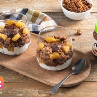 Bicchierino mousse alla Nutella con crumble croccante e coulis di frutta.