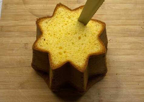 Si posiziona un coltello al centro del pandoro per scavarne l'interno e creare una cavità all'incirca delle stesse dimensioni del contenitore del Nutella® gelato.