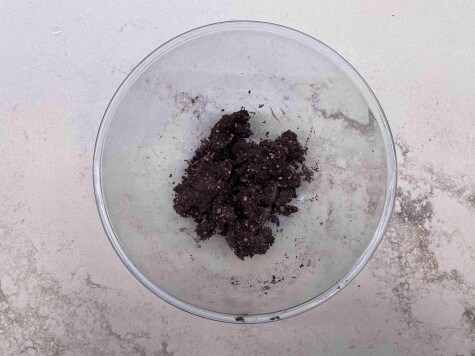 Vista dall'alto di una grande ciotola contenente gli ingredienti per fare crumble al cioccolato.