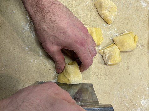 Vista dall'alto dell'impasto diviso in porzioni più piccole.