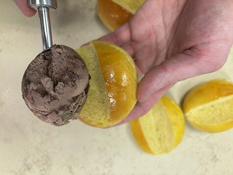 Vista dall'alto di un panino tagliato a metà e farcito con Nutella Gelato utilizzando un cucchiaio da gelato.