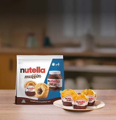 Muffin soffice con cuore di Nutella, superficie dorata e aspetto invitante.