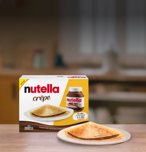 Crepe sottile correlata ripiena di Nutella, piegata e guarnita con zucchero.