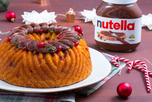 Ciambella di Natale con ripieno di Nutella e glassa zuccherata.