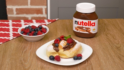 Ensaimada farcita con Nutella, spolverata di zucchero e cannella.