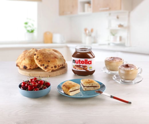 Composizione di panini e dolci con Nutella, styling da colazione.