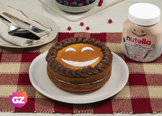 Torta sorriso con farcitura di Nutella e glassa colorata.
