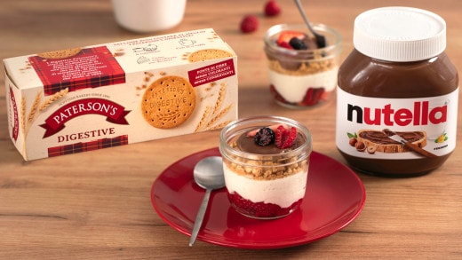 Bicchierini cheesecake con Nutella e biscotti, porzioni individuali decorate.