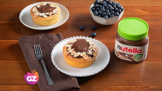 Dolce al cucchiaio con strato di Nutella, presentazione in primo piano.
