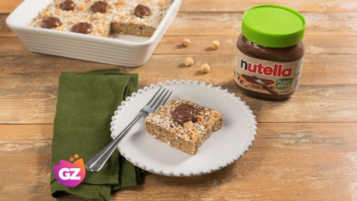 Porzione di torta al cioccolato con ripieno alla Nutella e frutta.