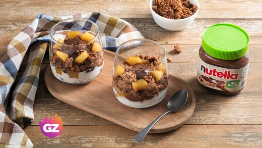 Bicchierino mousse alla Nutella con crumble croccante e coulis di frutta.