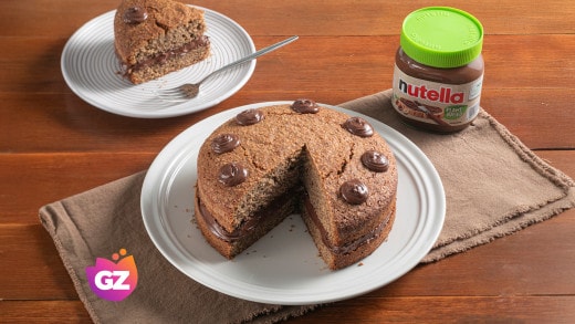 Assortimento di pasticcini al cioccolato e Nutella, presentati su vassoio.