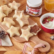 누텔라® 헤이즐넛 스프레드로 만든 별 모양 잉글리시 머핀