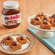 كعكة سميد البصبوسا مغطاة بالنوتيلا والفستق المفروم