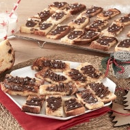 رقائق بانيتون تقدم مع دهن بندق بالنوتيلا للغمس