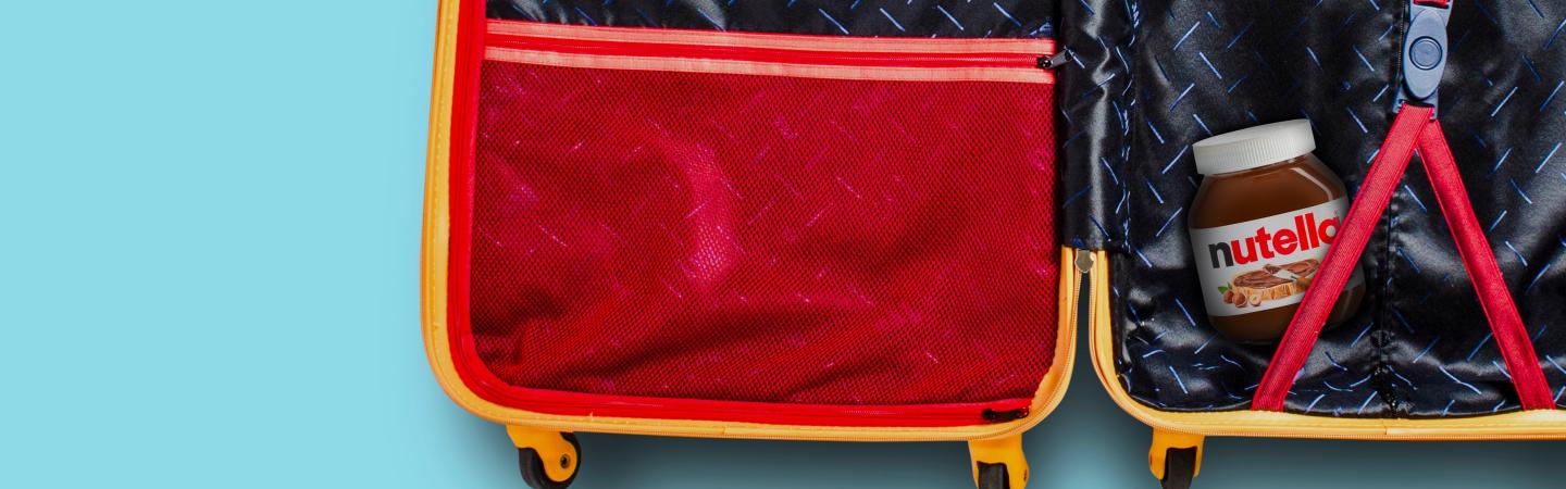 معروضة برطمان نوتيلا على عربة سفر مع خلفية مناسبة