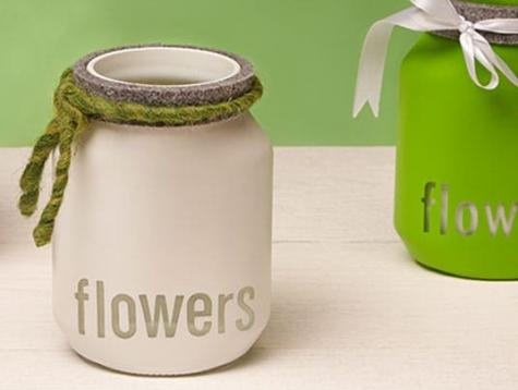 Nutella jar decorated with flowers in the final crafting step.