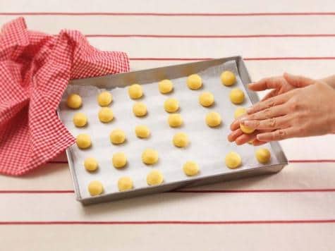 نثر النوتيلا على أنصاف بسكويت البندق لتجميع باتشي دي داما، الخطوة الثانية