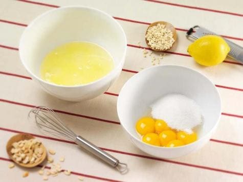 خلط خليط الباروتسو ونشر طبقة النوتيلا كخطوة أولى للتجميع