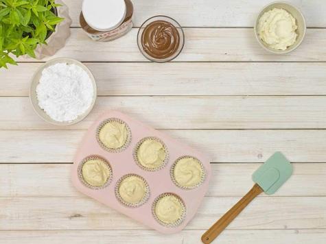 رش رقائق الشوكولاتة فوق كب كيك مغطى بالنوتيلا، الخطوة الرابعة للوصفة