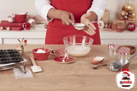 كعكات صغيرة ناعمة مغطاة بالنوتيلا وزينة السكر البودرة