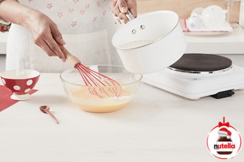 تيراميسو صغير مغطى بطبقات مع حشوة نوتيلا وكريم ماسكاربوني