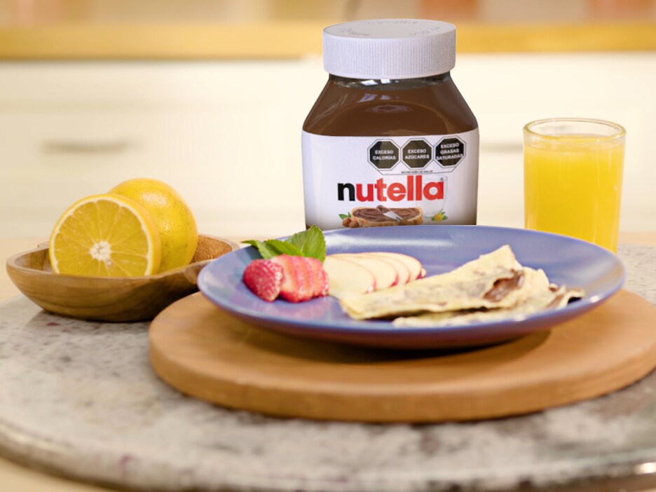 Crepa de tapioca rellena de Nutella y frutas, servida recién hecha.