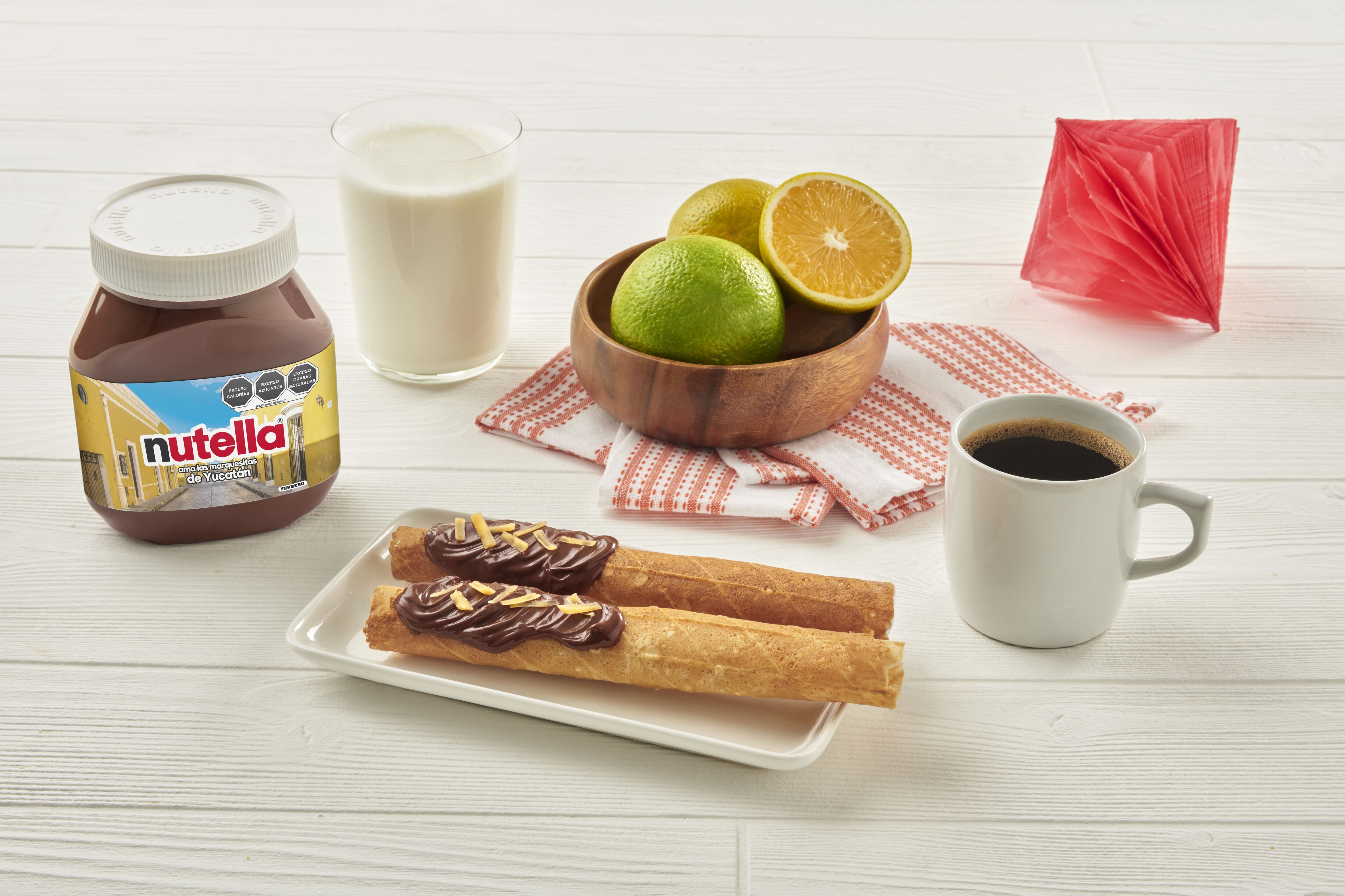 Plato yucateco con Nutella y elementos tropicales, presentación colorida.