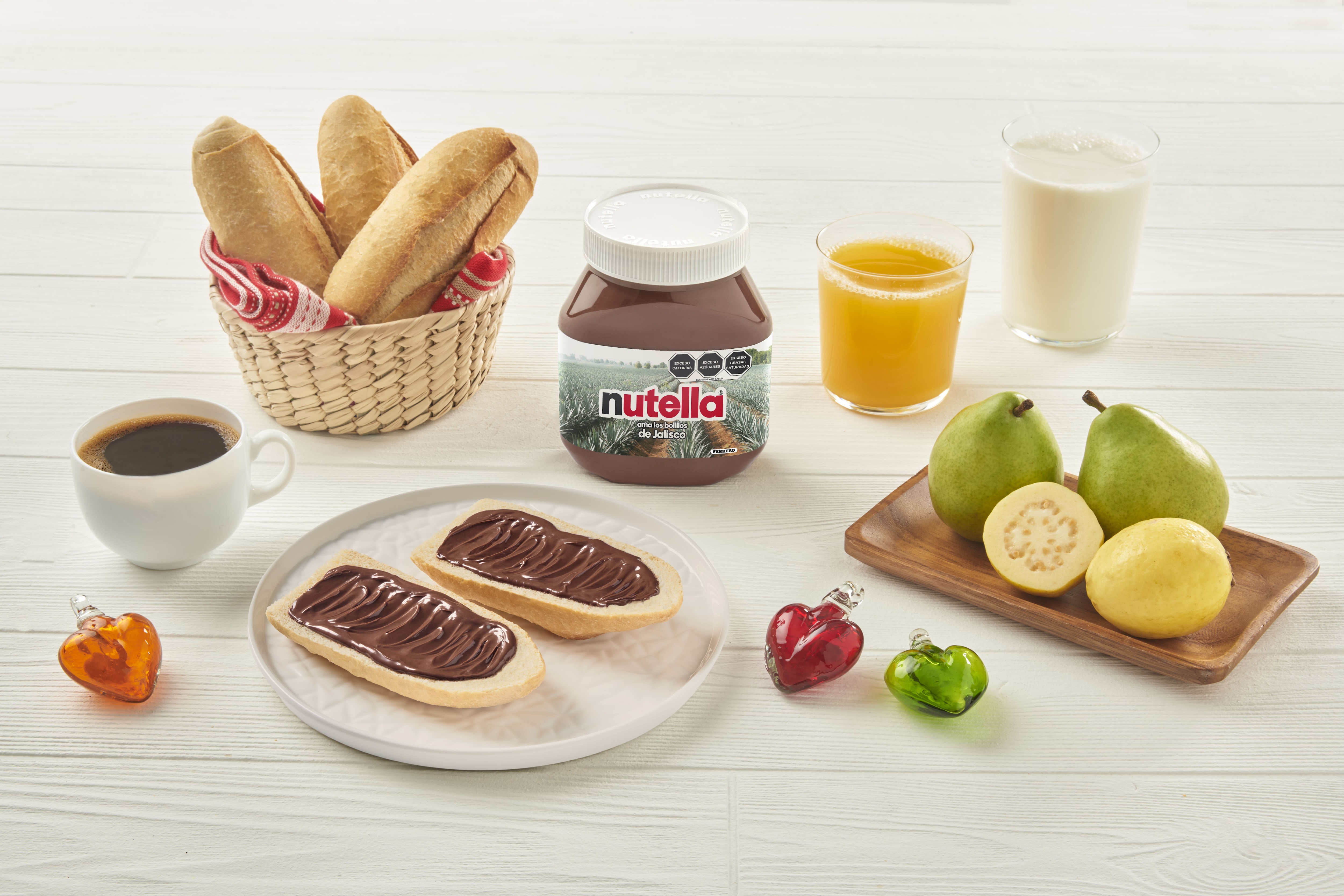 Plato jalisciense con Nutella y guarnición tradicional, servido en plato.
