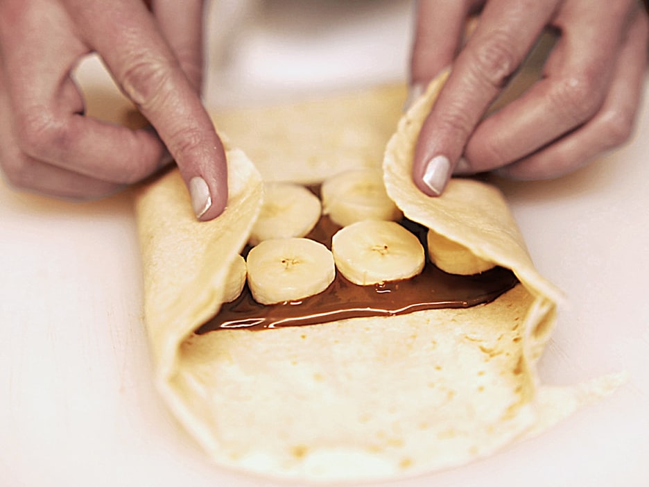 Paso de receta: burrito montado con relleno y listo para enrollar.