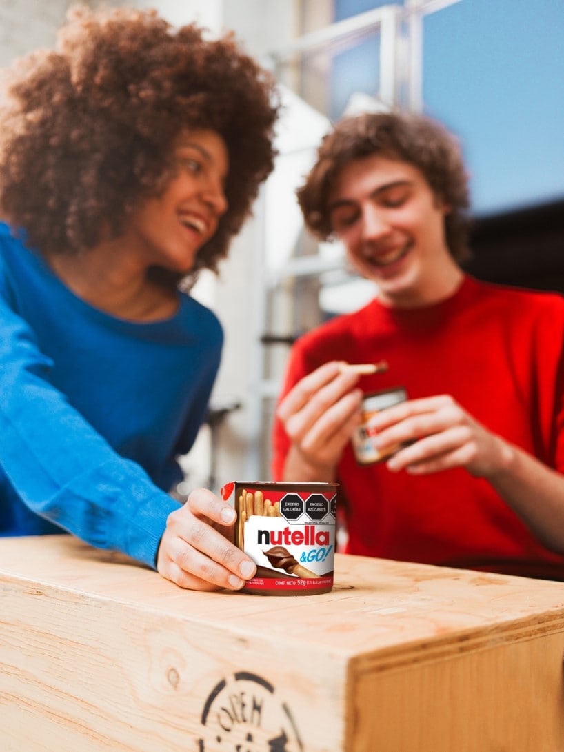 Rebanada de pan untada con Nutella en primer plano, detalle apetitoso.